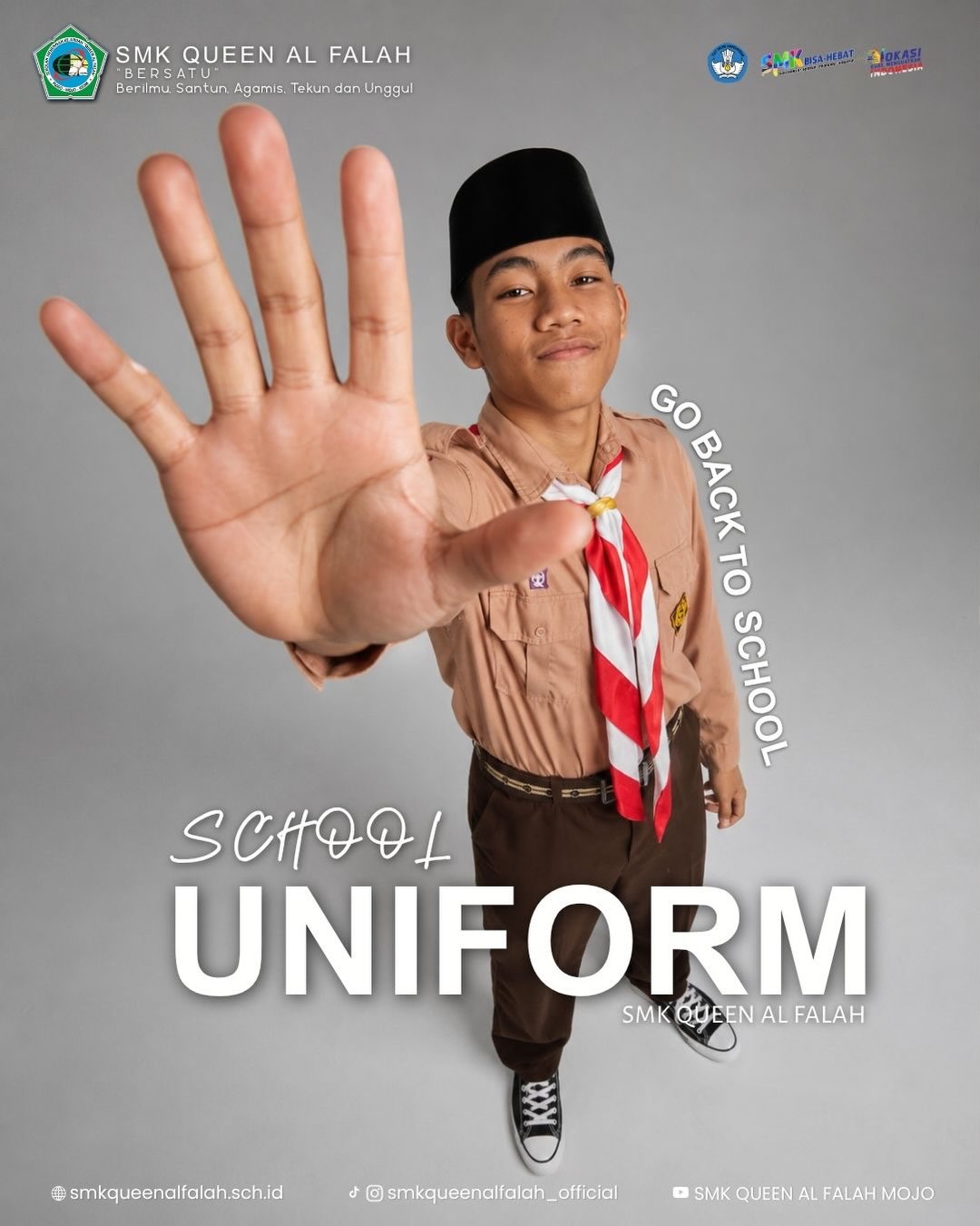 Siswa SMK Queen Al-Falah mengenakan seragam Pramuka dengan rapi.