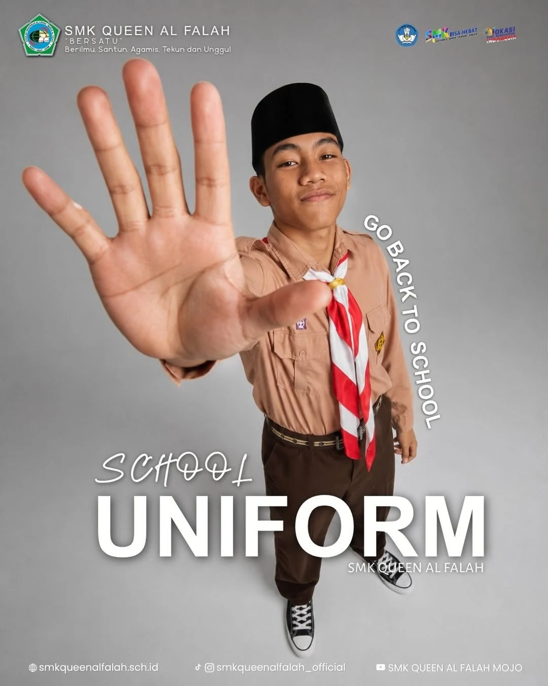 Siswa SMK Queen Al-Falah mengenakan seragam Pramuka dengan rapi.