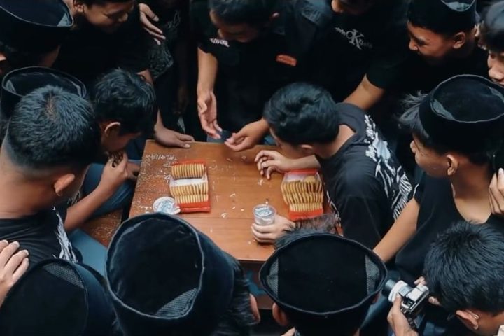 Siswa SMK Queen Al-Falah mengikuti lomba makan kerupuk dalam Semarak Kemerdekaan 2026