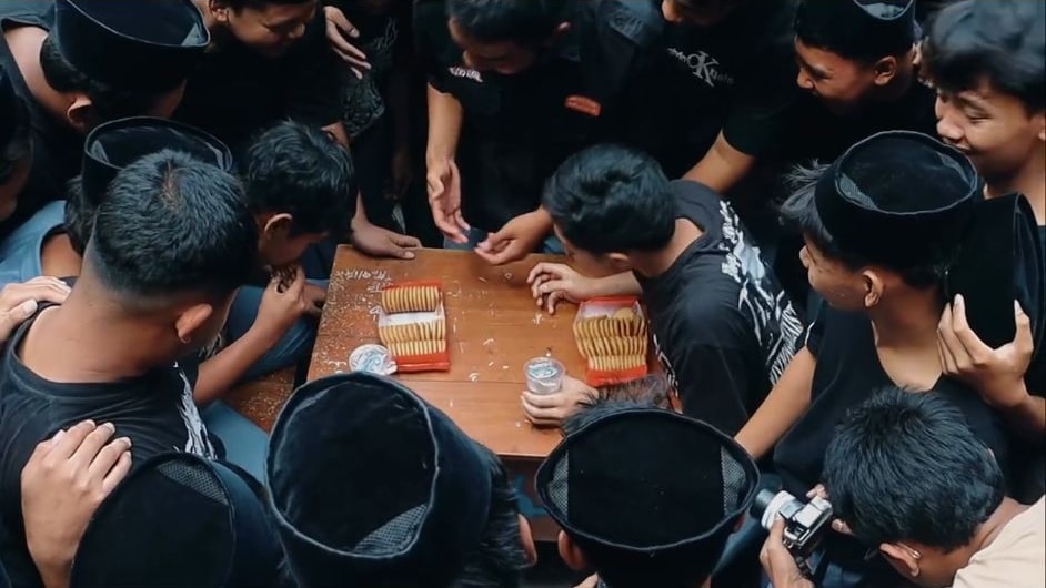 Siswa SMK Queen Al-Falah mengikuti lomba makan kerupuk dalam Semarak Kemerdekaan 2026