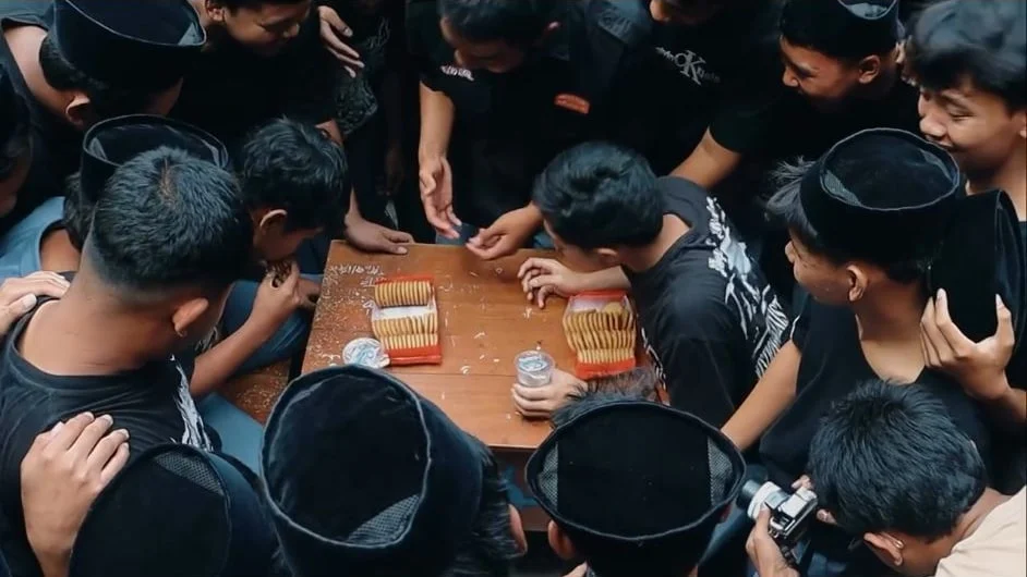 Siswa SMK Queen Al-Falah mengikuti lomba makan kerupuk dalam Semarak Kemerdekaan 2026