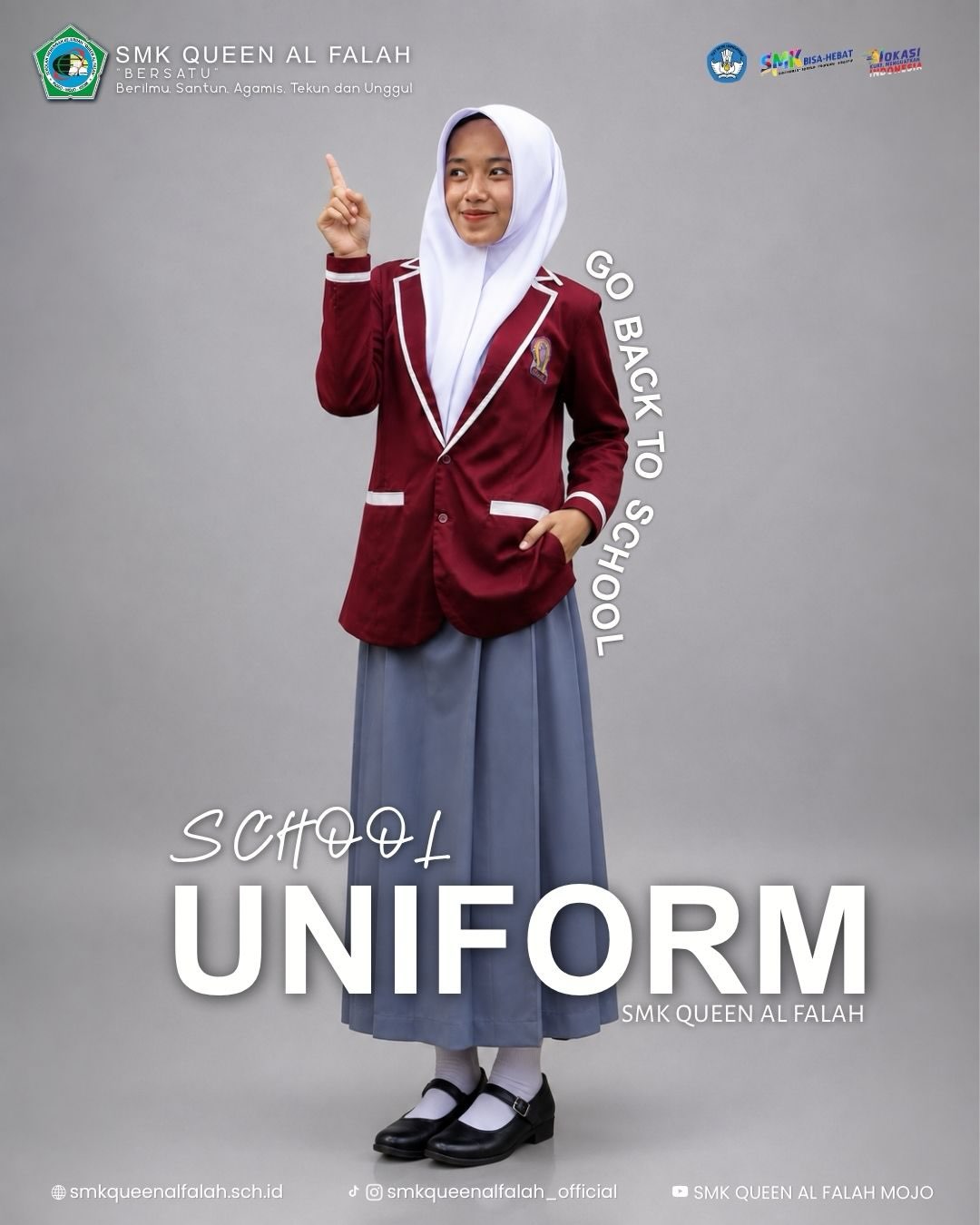 Siswi SMK Queen Al-Falah mengenakan seragam sekolah dengan rapi.