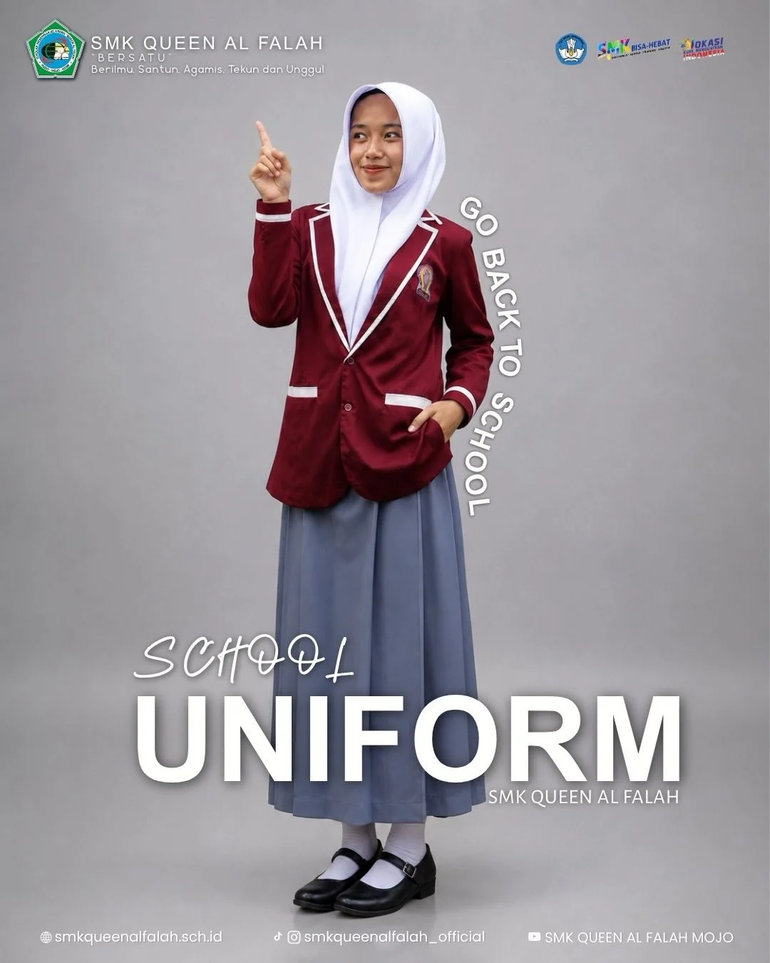 Siswi SMK Queen Al-Falah mengenakan seragam sekolah dengan rapi.