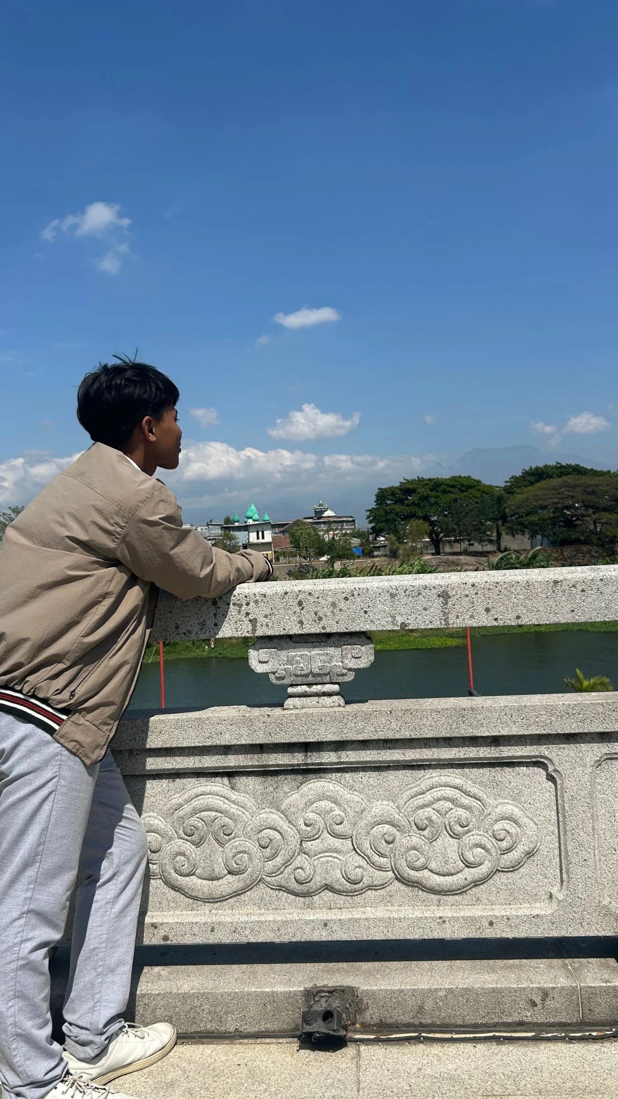 Muhammad Wildan Eka Prasetya dalam English Edu Vlog perjalanan Kota Kediri