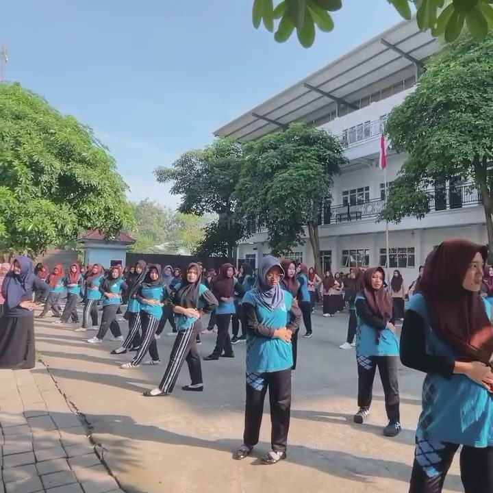 Senam Sehat dan Bersih Kelas Putri | SMK Queen Al-Falah Kediri
