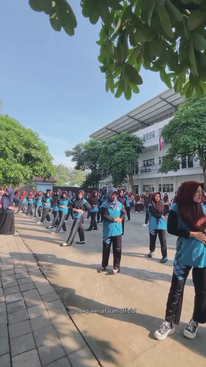 Senam Sehat dan Bersih Kelas Putri | SMK Queen Al-Falah Kediri