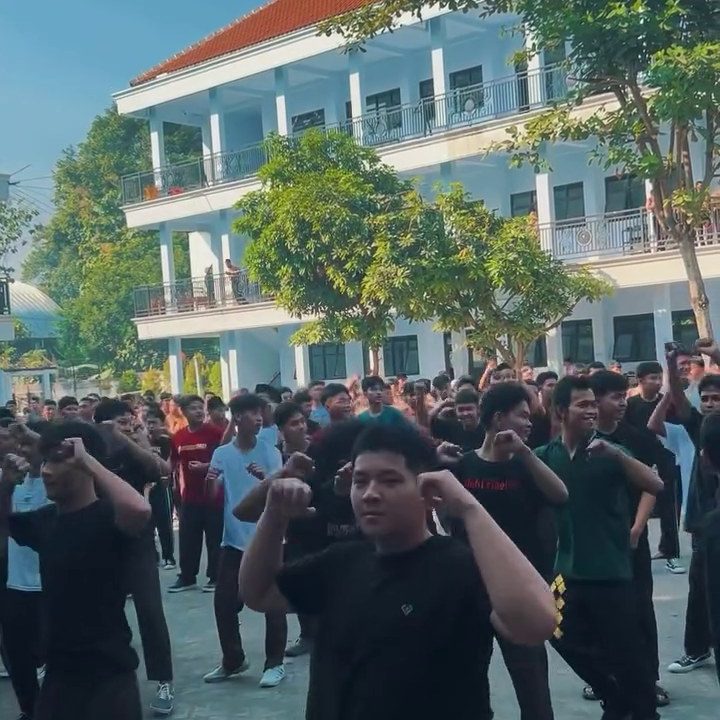 Senam Bersama dan Gotong Royong Kebersihan Putra | SMK Queen Al-Falah Kediri