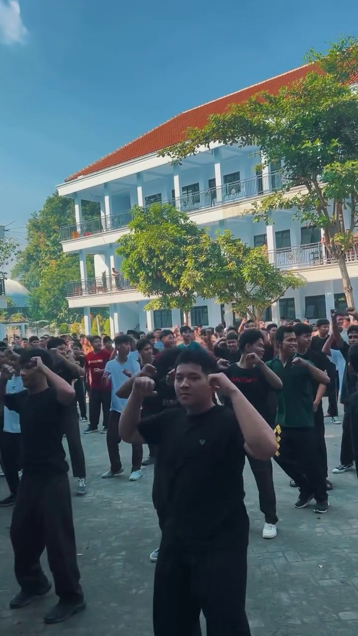 Senam Bersama dan Gotong Royong Kebersihan Putra | SMK Queen Al-Falah Kediri