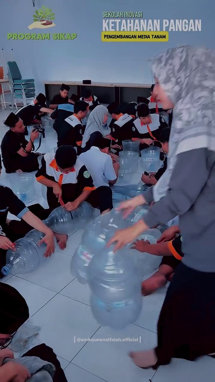 Program SIKAP: Pengembangan Media Tanam Semi Hidroponik | SMK Queen Al-Falah Kediri