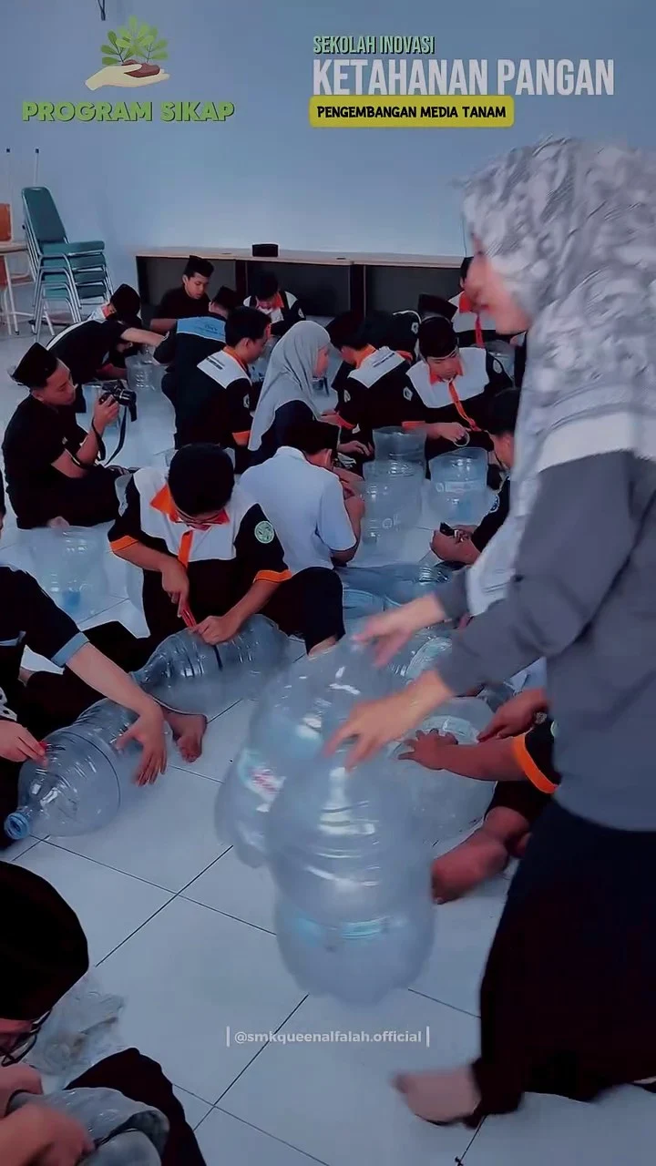 Program SIKAP: Pengembangan Media Tanam Semi Hidroponik | SMK Queen Al-Falah Kediri