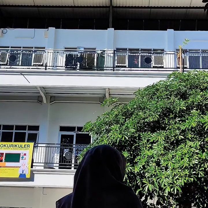 Kokurikuler Hari Pertama Putri: Bersih Kelas dan Karya Kreatif | SMK Queen Al-Falah Kediri
