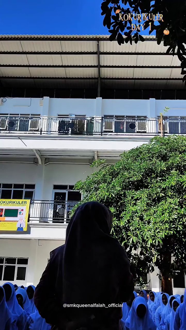 Kokurikuler Hari Pertama Putri: Bersih Kelas dan Karya Kreatif | SMK Queen Al-Falah Kediri