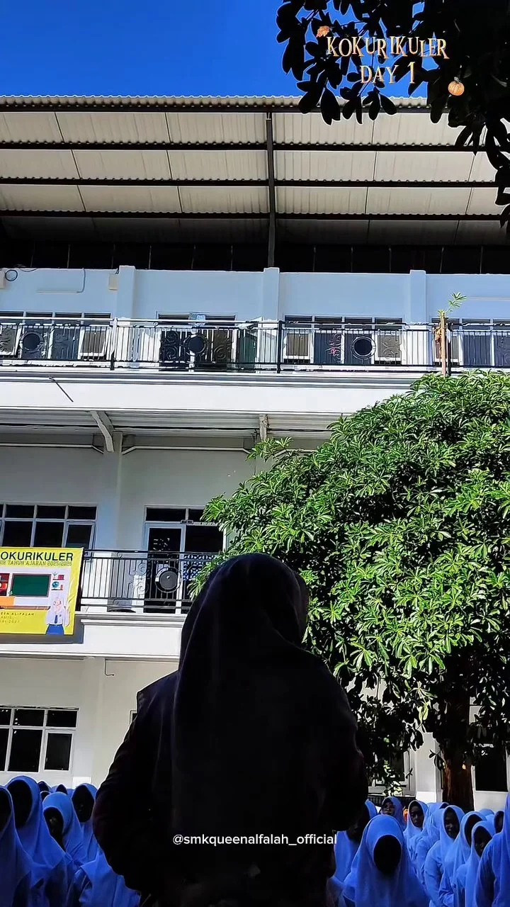 Kokurikuler Hari Pertama Putri: Bersih Kelas dan Karya Kreatif | SMK Queen Al-Falah Kediri
