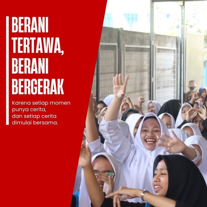 Para siswi SMK Queen Al-Falah bergembira bersama dalam rangkaian lomba sekolah untuk memperingati HUT RI ke-81.