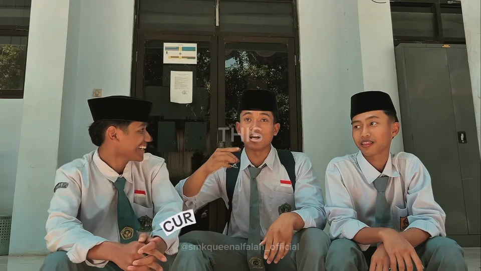 Siswa SMK Queen Al-Falah berbincang dan menikmati kebersamaan di lingkungan sekolah.
