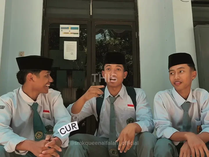 Siswa SMK Queen Al-Falah berbincang dan menikmati kebersamaan di lingkungan sekolah.